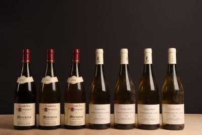 six bouteilles de vin sont alignées sur une table