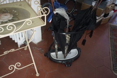 une table sur laquelle sont posés des parasols, dans une pièce