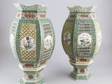 paire de vases chinois ornés de motifs floraux sur fond gris