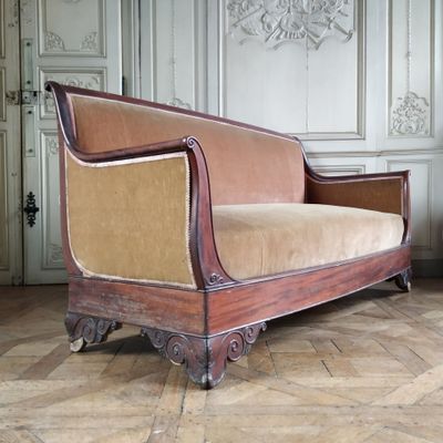 Grand sopha en acajou et hêtre plaqué d'acajou, époque Resta…