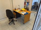 un bureau avec une chaise et une bibliothèque dans un coin