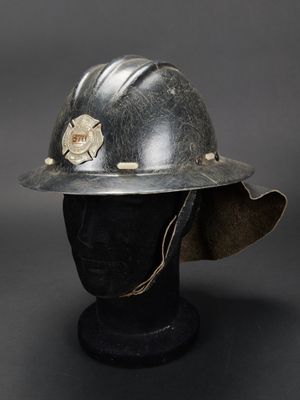 un gros plan sur le casque d'un pompier posé sur la tête d'un mannequin