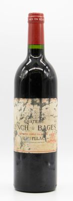 une bouteille de vin posée sur une table