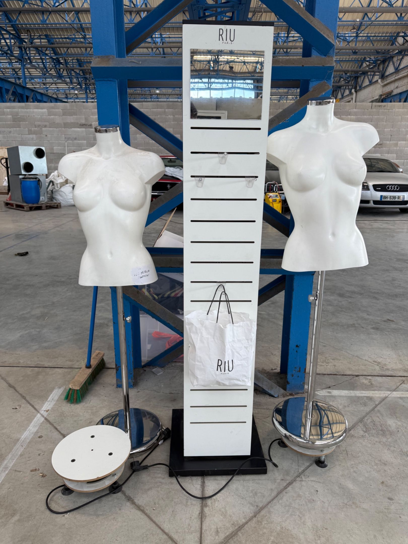 Ensemble présentoir RIU paris avec 2 bustes mannequins motor…