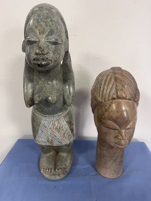 deux statues représentant une femme et un homme sur un fond bleu