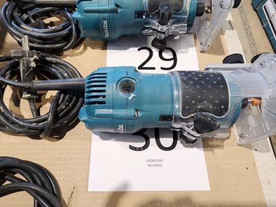 deux outils électriques posés sur une boîte en carton