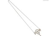 collier plaqué argent dont la chaîne est ornée d'un motif représentant un crâne et des os croisés