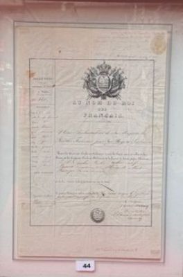 une photo encadrée d'un document sur lequel figure un blason