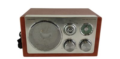 une radio à l'ancienne posée sur une surface blanche