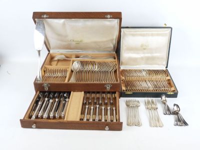 un coffret en bois contenant de l'argenterie sur une surface blanche