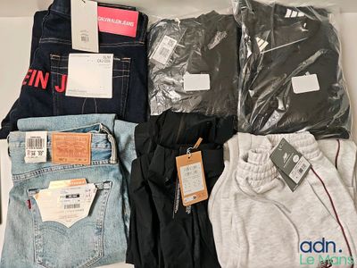 une boîte contenant un assortiment de vêtements pour hommes, posée sur une table