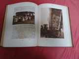 un livre ouvert avec des photos de personnes