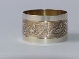 gros plan d'une bague en argent sur une surface blanche