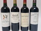 trois bouteilles de vin rouge sont alignées sur une surface blanche