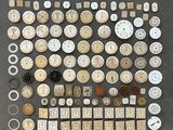 de nombreux types d'horloges exposées sur une table