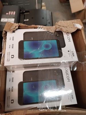 deux nouveaux téléphones portables emballés dans une boîte posée sur une table
