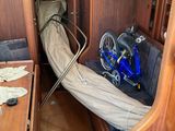 une petite pièce avec un lit et un bureau