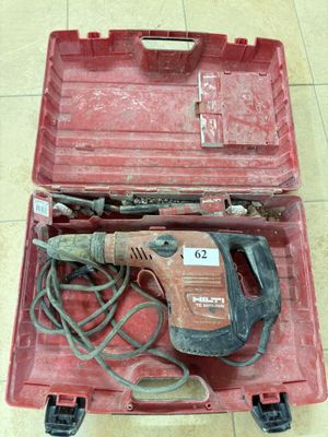 une boîte à outils rouge avec des outils sur le sol