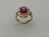 un gros plan d'une bague ornée d'un rubis et d'un diamant au centre