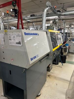 une machine qui se trouve à l'intérieur d'un bâtiment