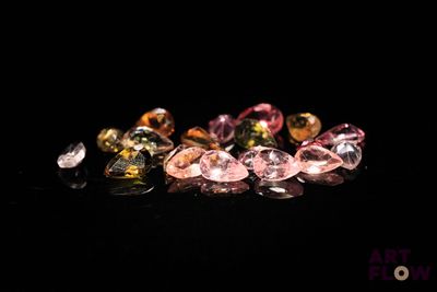de très jolis diamants colorés sur un fond noir