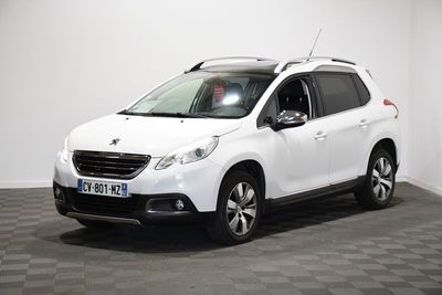 la voiture blanche est garée dans une pièce au sol en damier