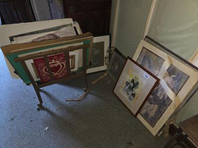 une table sur laquelle sont posées des photos et une chaise dans un coin