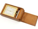 une petite boîte en bois avec une horloge à l'intérieur