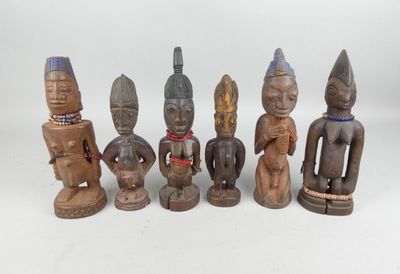 sept figurines en bois de formes et de tailles différentes