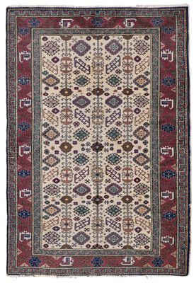 un tapis ancien présentant un motif géométrique sur fond blanc