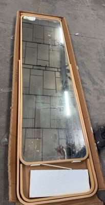 un miroir posé sur une boîte en carton posée par terre