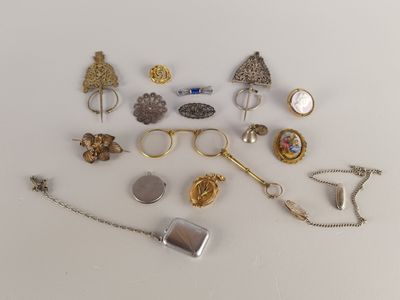 Plusieurs bijoux sont disposés sur une surface blanche