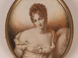 portrait d'une femme en robe blanche dans un cadre doré