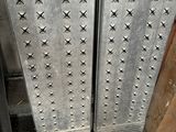 une porte métallique sur laquelle sont fixés de nombreux rivets