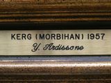 un gros plan d'une plaque apposée sur le mur d'un immeuble