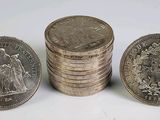 trois pièces sont empilées les unes sur les autres sur une surface blanche