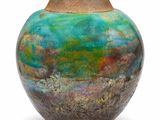 un vase posé sur une surface blanche