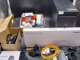 un grand nombre d'appareils électroniques posés sur une table