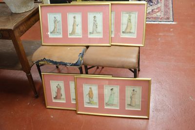 trois photos encadrées représentant des femmes assises sur un banc dans une pièce