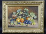 tableau représentant une nature morte composée de raisins, de pommes et d'oranges posés sur une table