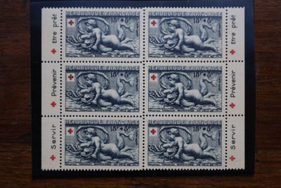 un gros plan sur quatre timbres posés sur une surface en bois