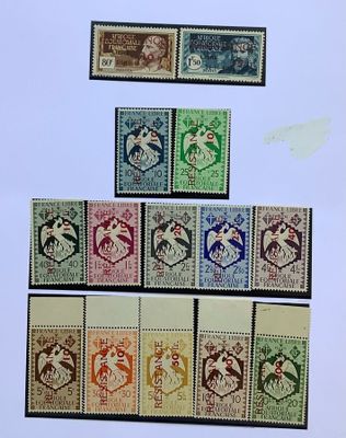 plusieurs timbres différents, de couleurs et de motifs variés, sur une feuille de papier