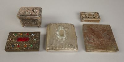 quatre types différents de bijoux en argent et en or sur un fond blanc