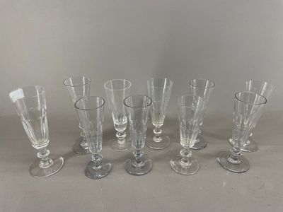 six verres à vin transparents alignés en rang sur une table