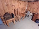 une pièce où se trouvent de nombreux meubles en bois