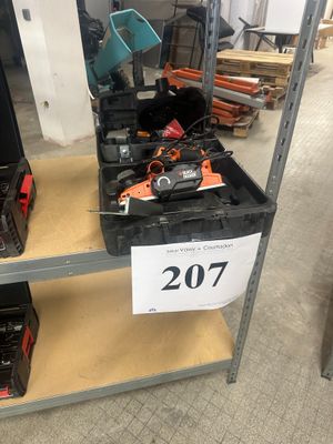 une étagère sur laquelle sont disposés de nombreux outils, dans un magasin