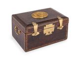 une petite boîte en bois ornée d'un motif doré