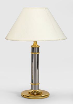 une paire de lampes de table en laiton et en verre, avec un abat-jour blanc