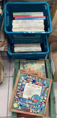 de nombreux cartons de livres posés sur le sol les uns à côté des autres