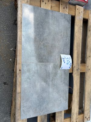 une photo d'un bâtiment en cours de construction, avec des palettes au sol